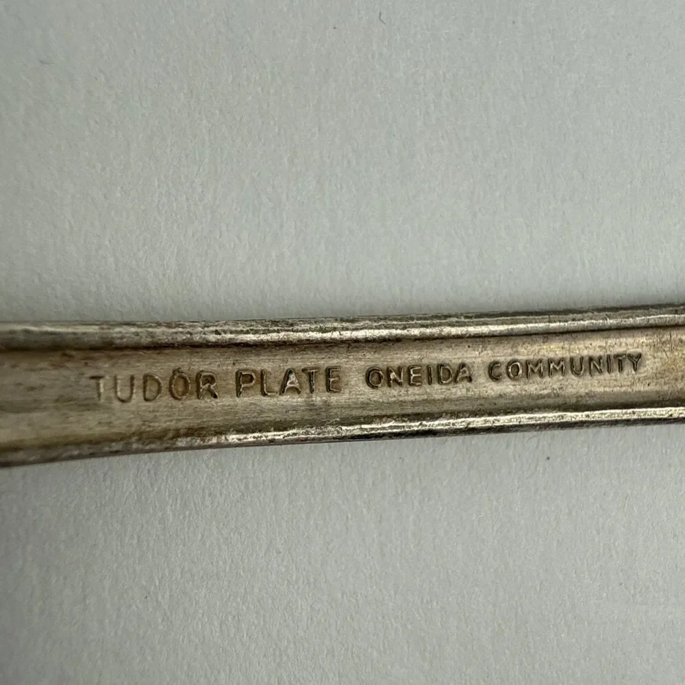 VTG Oneida Community Tudor Plate QUEEN BESS II 1946 Solid Serving Spoon 8 1/4